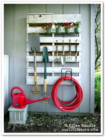 garden-pallet-organizer